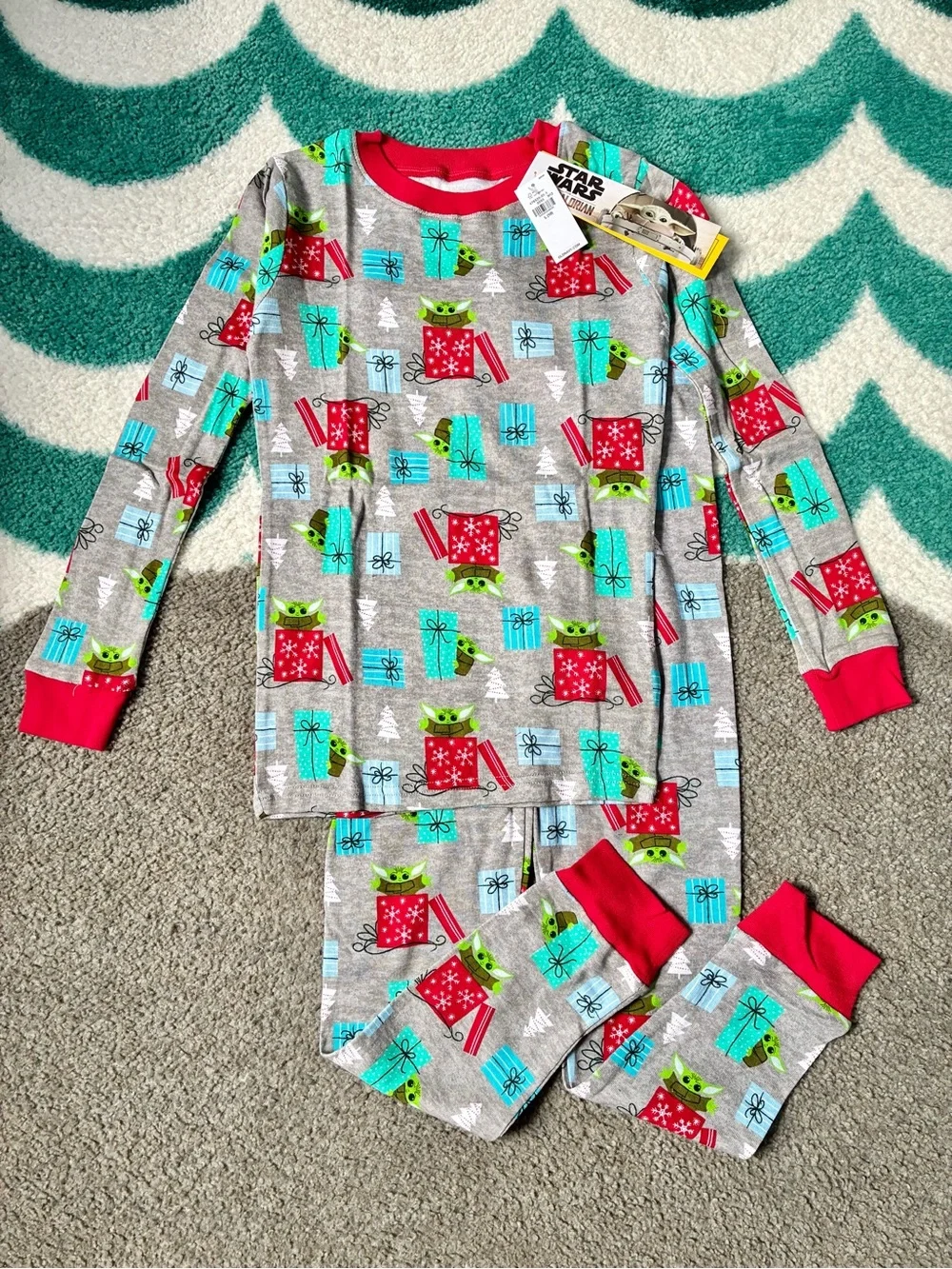 NWT - Old Navy x Star Wars Mandalorian Christmas PJ Set (Grey/Red/Green) Size 10